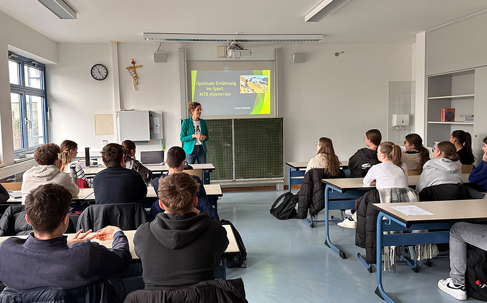 Lehrerin Sophie Bichlmeier referierte am Dienstagvormittag für die beiden Alpencross-Seminare zum Thema der richtigen Sporternährung.